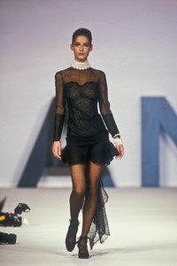 1865775107_Chanel1990HauteCouture207.thumb.jpg.3443fc4b9994ab79bbcbce3dcc04fefb.jpg