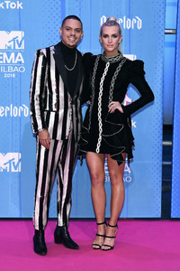 Ashlee+Simpson+MTV+EMAs+2018+Red+Carpet+Arrivals+R0VKrDxz-qZx.jpg