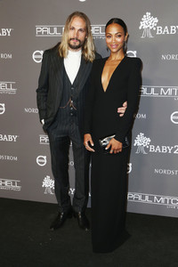 Zoe+Saldana+2018+Baby2Baby+Gala+Presented+VqlRIDFXFX4x.jpg