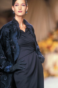 19035790_ChristianDior1990HauteCouture62.thumb.jpg.32fc5e8f0d9c9857c54d508cc85c4897.jpg