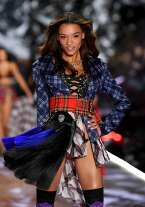 1904566458_LamekaFox2018VictoriaSecretFashionShowSFaFG8_5bBFx.thumb.jpg.d87982a3b6b5eeb72aabd4c523c19b8f.jpg