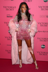Winnie+Harlow+2018+Victoria+Secret+Fashion+2RCTOensYdUx.jpg