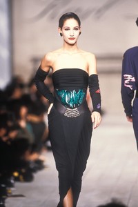 1925443952_KarlLagerfeld1986WomenRTW29.thumb.jpg.a9d35e6d3d25574b0c2bcc32bfae146c.jpg