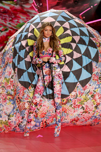 Gigi+Hadid+Swarovski+Sparkles+2018+Victoria+GatagYkLIEEx.jpg
