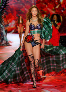 Gigi+Hadid+2018+Victoria+Secret+Fashion+Show+qPVhnJPbc8ux.jpg