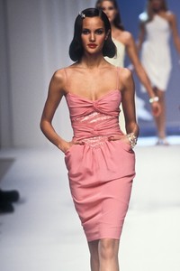 1934749449_Valentino1995WomenRTW67.thumb.jpg.417c3a75017833914e0bfc6b9b8dd1c3.jpg