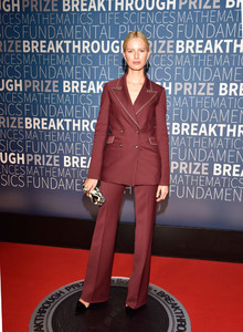 Karolina+Kurkova+2019+Breakthrough+Prize+Red+obwHgew2iN_x.jpg