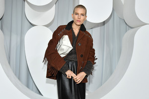 1960662435_DreeHemingwayMiuMiuFrontRowParisFashionPG5S6dLavUMx.thumb.jpg.9bbd8ea9e64b50c8cd56abd9c901605f.jpg