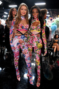 Gigi+Hadid+2018+Victoria+Secret+Fashion+Show+5iu8zvgjXuVx.jpg