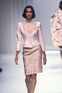 1965696972_Valentino1995WomenRTW69.thumb.jpg.baf03eeae1032ebf9e90866194ebf38a.jpg