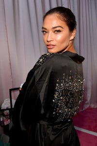 Shanina+Shaik+2018+Victoria+Secret+Fashion+kpyK209CiNcx.jpg