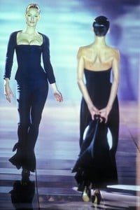 1987768132_Versace1993WomenRTW101.thumb.jpg.2b6e7710ee67f429620c1aa73765da1a.jpg