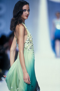 1993543049_Chloe1992WomenRTW20.thumb.jpg.3898a85ecf8613b015513118bcfb9744.jpg