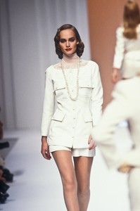 2055736683_Valentino1995WomenRTW46.thumb.jpg.5ae12944ea0c067c6d43d4ee3800ae63.jpg