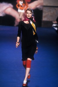 2072609406_VivienneWestwood1999WomenRTW27.thumb.jpg.a8ef60b37731f29c9f7d9edec79a2404.jpg