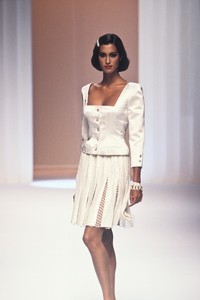 2087126145_Valentino1995WomenRTW22.thumb.jpg.7742ef17a829a7bae22cd71848972cc5.jpg