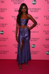 Leomie+Anderson+2018+Victoria+Secret+Fashion+64A0rsNHdanx.jpg