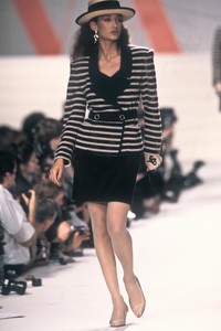 2125102076_Valentino1988WomenRTW97.thumb.jpg.f3f359e2e2df9a6c8b00f0dbdc3aab6a.jpg