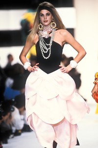 2125444922_Chanel1991WomenRTW134.thumb.jpg.57e5017b9c1fb0096ec5eb8c553d0d1f.jpg