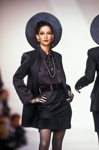 228502242_Valentino1990WomenRTW14.thumb.jpg.6d0e7812afdc72e1ddfe7629e842cf5c.jpg