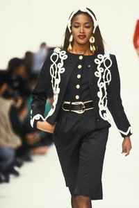 231346799_YvesSaintLaurent1992WomenRTW125.thumb.jpg.d24ba1023767406377d682c3ac15a8a8.jpg