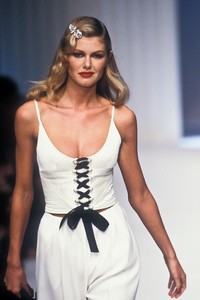 25437972_Valentino1995WomenRTW66.thumb.jpg.6238a2de01507aa71784cc15ecff4a69.jpg