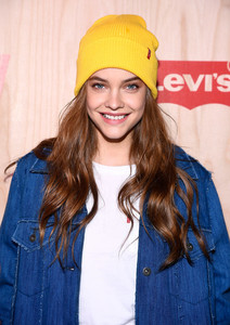 Barbara+Palvin+Levi+Times+Square+Store+Opening+8ER4SLneTvzl.jpg