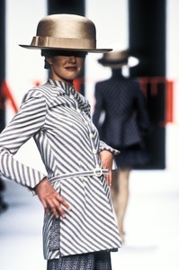 2910058_Valentino1994WomenRTW72.thumb.jpg.8d5f24b6d042c8105f1e099ac2911d1c.jpg