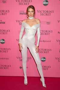 Gigi+Hadid+2018+Victoria+Secret+Fashion+Show+NSvThWfFXPix.jpg