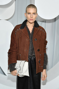 308857839_DreeHemingwayMiuMiuFrontRowParisFashionH-mNIRm8oHyx.thumb.jpg.271b5d57d1ff1294f125462892925742.jpg