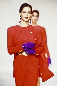 317298400_Valentino1990WomenRTW46.thumb.jpg.84a41c1aa999bcea71ac04f59e261a36.jpg