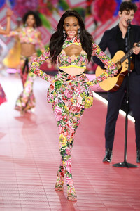 Winnie+Harlow+2018+Victoria+Secret+Fashion+Do3wg1qD6q3x.jpg