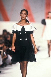 355250991_Valentino1988WomenRTW66.thumb.jpg.8e4df813bf23a5ab4bc05dd7a5f3aef7.jpg