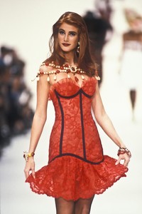 366010833_YvesSaintLaurent1992WomenRTW135.thumb.jpg.cc779f74bd89cec438856d9d4a4b022b.jpg