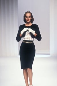 378480460_Valentino1995WomenRTW28.thumb.jpg.869427ed69bdd11e60b5483273ea95b2.jpg