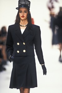 398677318_YvesSaintLaurent1992WomenRTW72.thumb.jpg.91f7336bf5a5915e43bbfef17db797fe.jpg