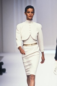 403837492_Valentino1995WomenRTW14.thumb.jpg.177408b62d469acf3147a49ecd461367.jpg