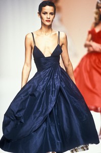 446213029_Valentino1995WomenRTW159.thumb.jpg.aaa9db656ce4eab7739b45587878a57b.jpg