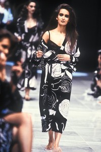 486090074_Versace1989WomenRTW24.thumb.jpg.7ef6ef4826cfe433a4e5e31a31047509.jpg