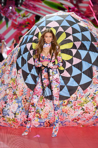 Gigi+Hadid+2018+Victoria+Secret+Fashion+Show+39nnwUMmxzDx.jpg