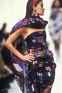 490456443_YvesSaintLaurent1992WomenRTW85.thumb.jpg.5b4077b902e0b1e6d0e0e4e3921faca8.jpg