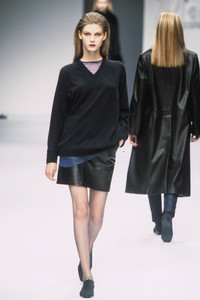 50581301_MaxMara1997WomenRTW33.thumb.jpg.49fbfeb82d86dc54bef28b14bc816de6.jpg