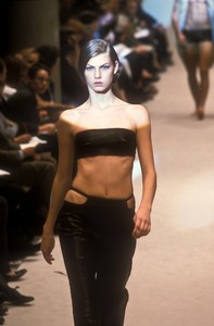 509741461_Fendi1998WomenRTW60.thumb.jpg.1af400f4c54c6bea8a0f155e5227e133.jpg