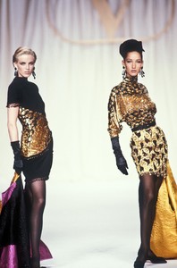 51200191_Valentino1990HauteCouture47.thumb.jpg.c655d7f041b67a20d732cc2e6d2c3928.jpg