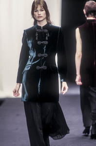 517474352_AlbertaFerretti1993WomenRTW27.thumb.jpg.c73b3474a1d4d639658654df3e9155d6.jpg