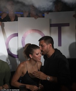 51DAEB8400000578-6340357-Flirting_up_a_storm_The_couple_danced_and_laughed_in_the_VIP_are-a-12_1541039358932.thumb.jpg.cc57fa7892aba9dd0d6ab7a9b0d49c41.jpg