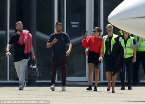 51DB454E00000578-6340359-Gotta_fly_After_enjoying_a_few_days_in_Sydney_the_unlikely_coupl-a-26_1541040903583.jpg