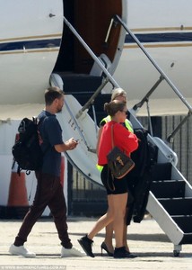 51DB46A400000578-6340359-Taking_off_Accompanied_by_their_entourage_and_airport_staff_the_-a-30_1541040905204.jpg