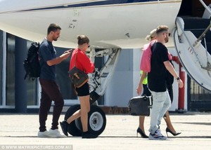 51DB46A800000578-6340359-Heavy_lifting_The_Keeping_Up_With_the_Kardashians_star_lugged_a_-a-25_1541040903319.jpg