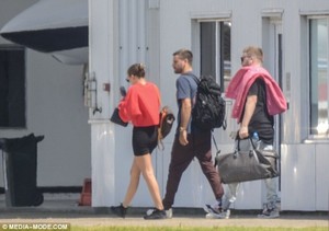 51DB4E2A00000578-6340359-Short_story_Walking_beside_her_beau_of_around_18_months_Sofia_wo-a-28_1541040903961.jpg